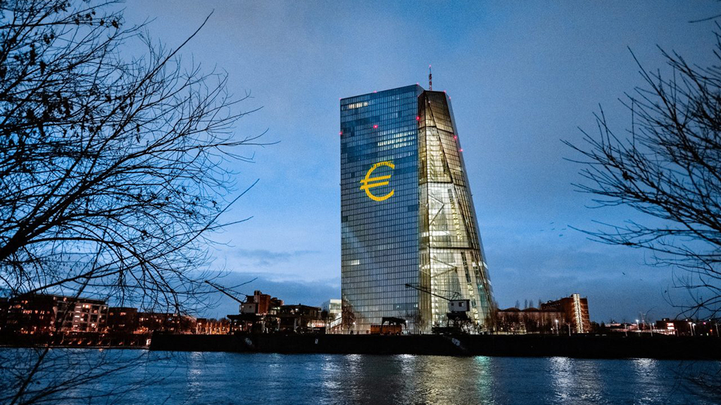 Bloomberg: ”Έτοιμη η ΕΚΤ να ανάψει πράσινο φως στις ελληνικές τράπεζες για το πρώτο μέρισμα από το 2008”
