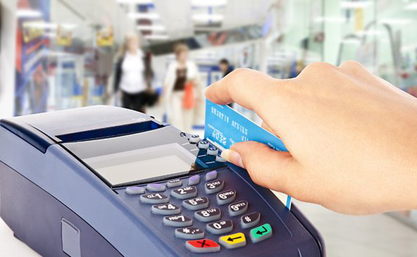 Πως οι τράπεζες χρησιμοποιούν τις πιστωτικές κάρτες των πελατών τους για να βγάζουν "παράλληλα" κέρδη