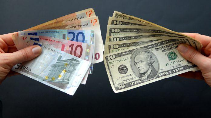 Το ευρώ υποχωρεί οριακά 0,04%, στα 1,1133 δολάρια